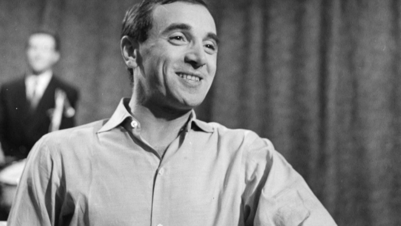 Le jour où Charles Aznavour a été hué sur scène avant de devenir une légende Le jour où Charles Aznavour a été hué sur scène avant de devenir une légende
